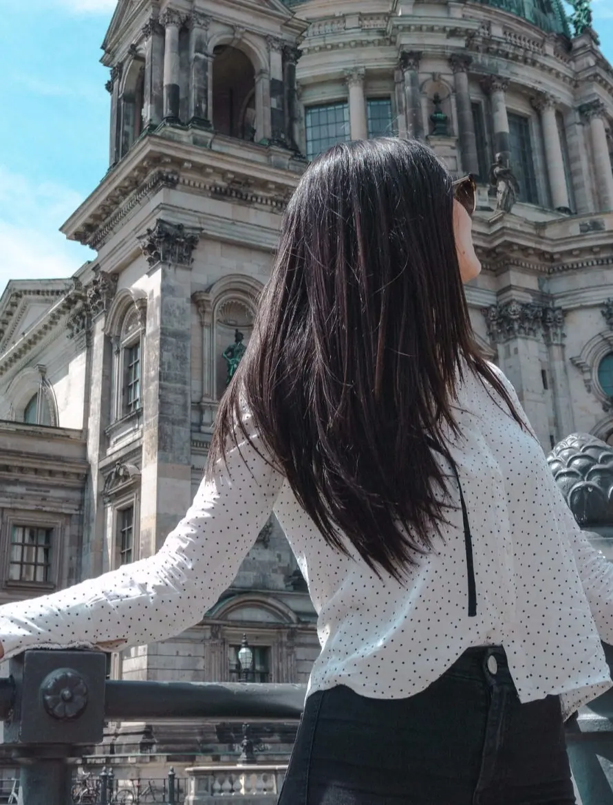 Joven en Europa durante experiencia internacional